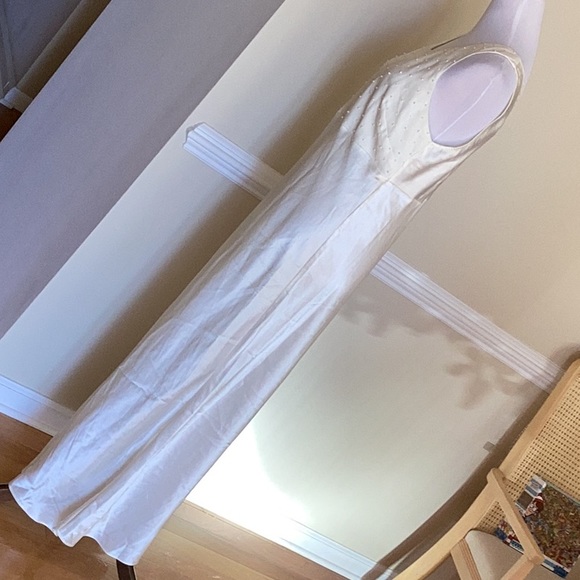 Victoria’s Secret ivory long sleeveless gown with seed pearls on bodice … - Picture 2 of 14